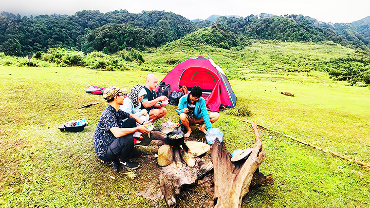 Hỗ trợ du khách nấu ăn trong thời gian nghỉ chân. 