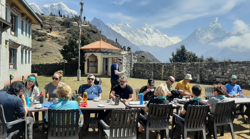 Một nhà hàng ở Lukla thu hút khách du lịch. Ảnh: AGODA