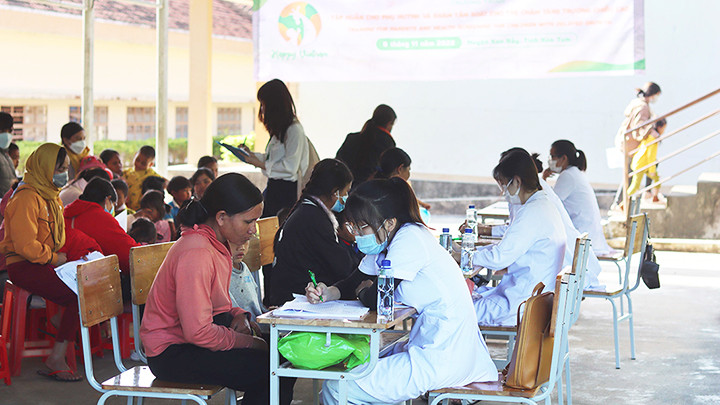 Khám tầm soát cho trẻ tại huyện Kon Rẫy (Kon Tum).