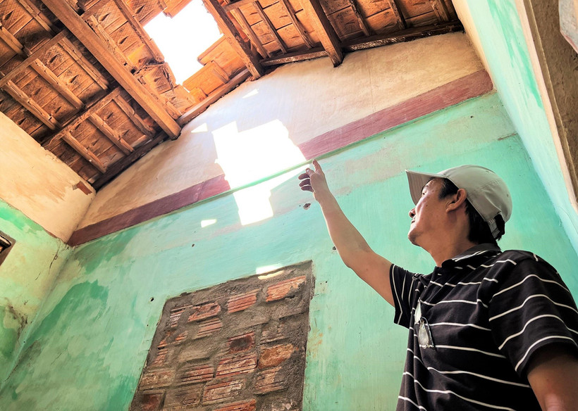 Mái ngói xuất hiện khoảng trống lớn của ngôi nhà ông Bùi Văn Hà (tổ dân phố Liên Hiệp 2C).