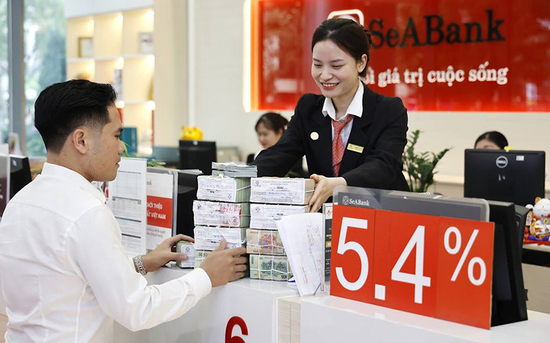 Khách hàng giao dịch tại Chi nhánh Ngân hàng SeABank.