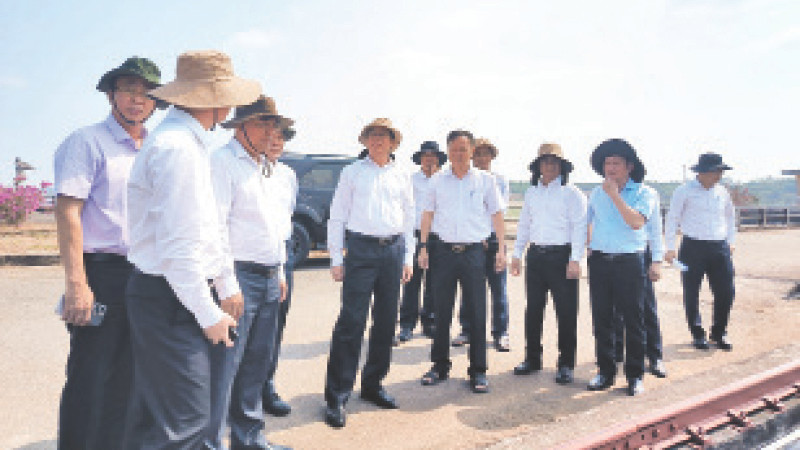 Bí thư Tỉnh ủy Bà Rịa-Vũng Tàu Phạm Viết Thanh (đứng giữa, đeo kính) kiểm tra thực tế tại hồ Sông Ray, huyện Xuyên Mộc.