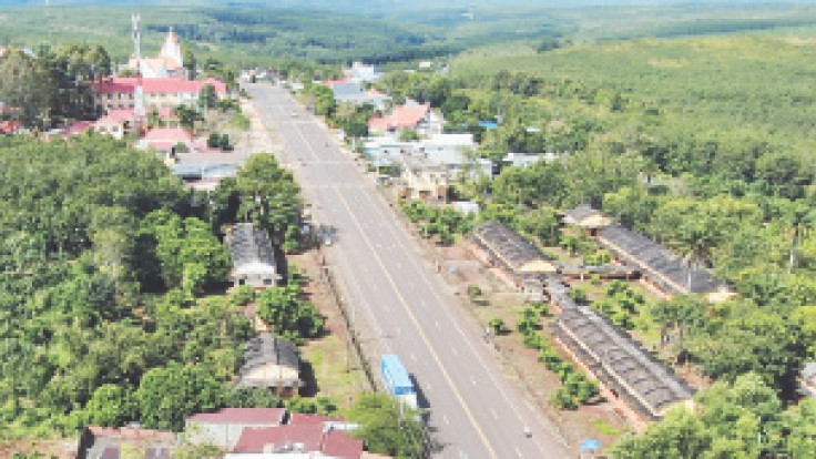 Một góc xã nông thôn mới Lộc Tấn (huyện Lộc Ninh) với cụm công trình Bệnh viện Lộc Ninh được xây dựng dưới thời Pháp thuộc có niên đại hơn 100 năm