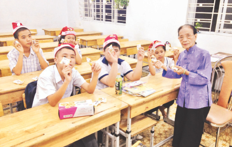 Cô giáo Hoàng Ngọc Thương cùng các học sinh.