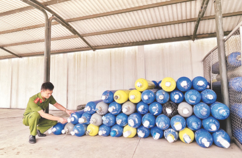 Một kho tập kết các bình chứa khí cười N2O ở thành phố Hạ Long, tỉnh Quảng Ninh bị lực lượng công an phát hiện.