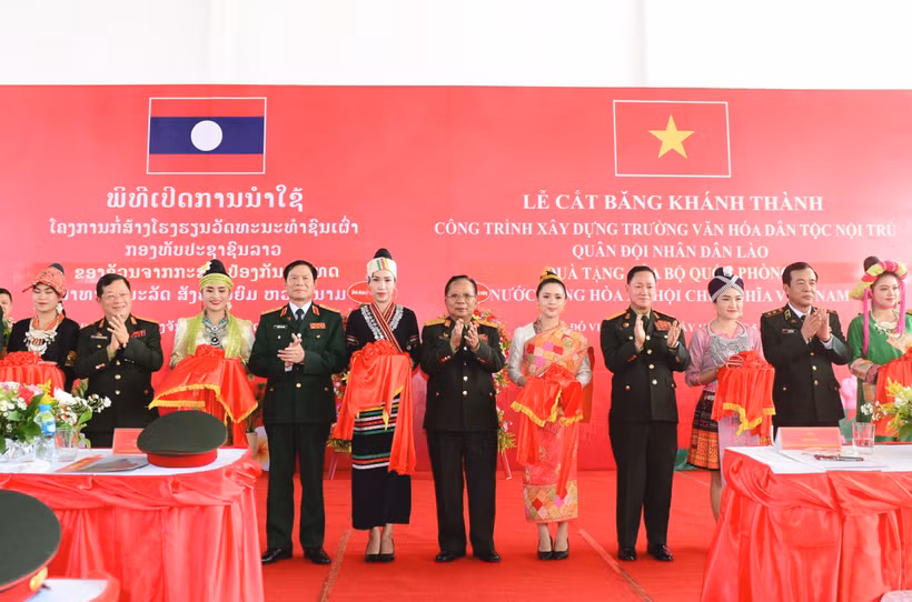 Các đại biểu cắt băng khánh thành công trình. (Ảnh: Trịnh Dũng)