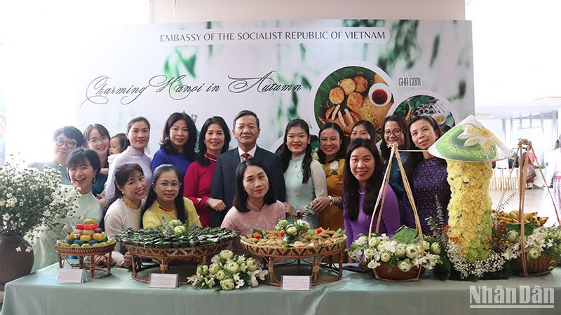 Đại sứ Việt Nam tại Lào Nguyễn Minh Tâm cùng các nữ cán bộ và phu nhân của các cán bộ ngoại giao Việt Nam tại Lào. (Ảnh: HẢI TIẾN)