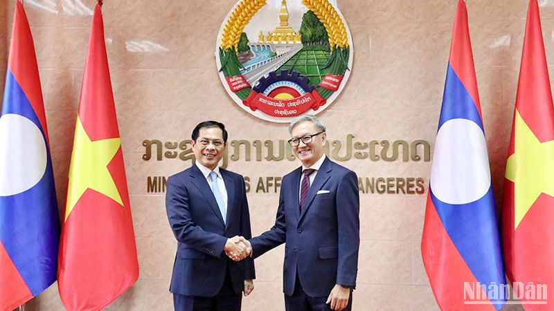 Phó Thủ tướng, Bộ trưởng Ngoại giao Bùi Thanh Sơn và Bộ trưởng Ngoại giao Lào Thongsavanh Phomvihane. (Ảnh: Trịnh Dũng)