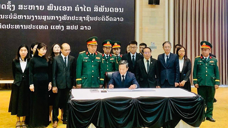 Đại sứ Việt Nam tại Lào Nguyễn Minh Tâm ghi sổ tang tưởng niệm đồng chí Khamtay Siphandone. (Ảnh: Hải Tiến)