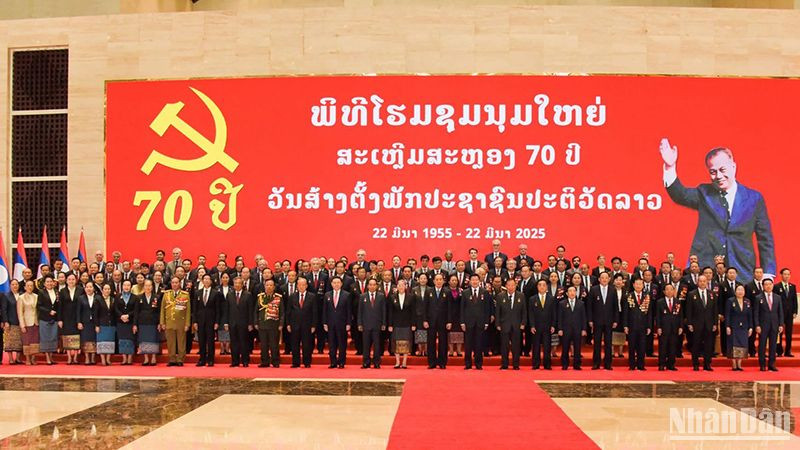 Các đồng chí lãnh đạo Đảng, Nhà nước Lào qua các thời kỳ tại buổi lễ. (Ảnh: Trịnh Dũng)