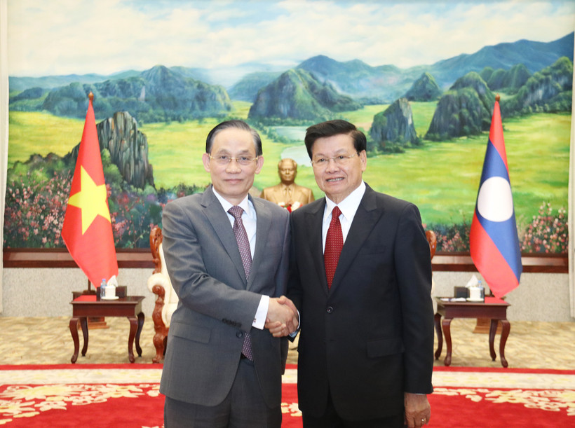 Tổng Bí thư, Chủ tịch nước Lào Thongloun Sisoulith tiếp đồng chí Lê Hoài Trung và đoàn Ban Đối ngoại Trung ương. (Ảnh: Trịnh Dũng)
