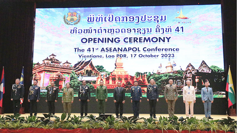 Đại diện các lực lượng cảnh sát các nước ASEAN tại lễ khai mạc. (Ảnh: TRỊNH DŨNG)