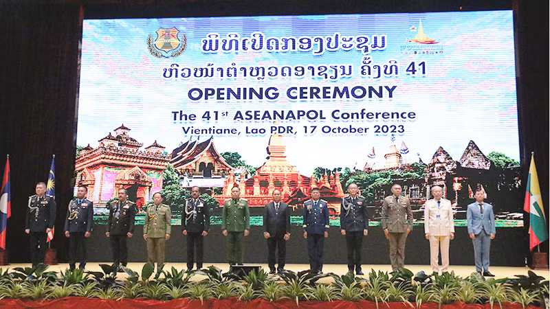 Đại diện các lực lượng cảnh sát các nước ASEAN tại lễ khai mạc. (Ảnh: TRỊNH DŨNG)