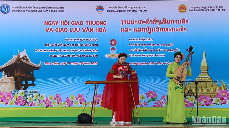 Tiết mục văn nghệ biểu diễn đàn bầu tại sự kiện. (Ảnh: Hải Tiến)