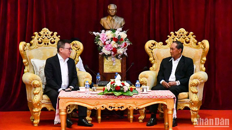 Bí thư, Tỉnh trưởng tỉnh Luang Prabang (bìa phải) tiếp thân mật Tổng Biên tập Lê Quốc Minh cùng Đoàn đại biểu Báo Nhân Dân. (Ảnh: HẢI TIẾN)
