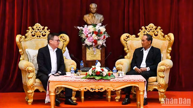 Bí thư, Tỉnh trưởng tỉnh Luang Prabang (bìa phải) tiếp thân mật Tổng Biên tập Lê Quốc Minh cùng Đoàn đại biểu Báo Nhân Dân. (Ảnh: HẢI TIẾN)