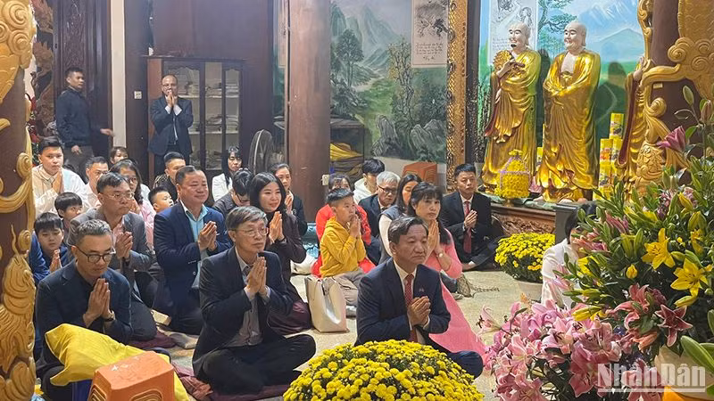 Đại sứ Nguyễn Minh Tâm cùng cán bộ, nhân viên Đại sứ quán Việt Nam tại Lào lễ chùa trong đêm Giao thừa. (Ảnh: Hải Tiến)