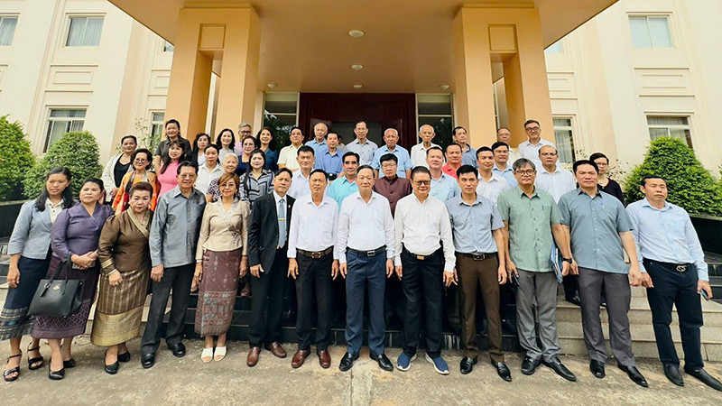 Đại sứ Nguyễn Minh Tâm cùng các đại biểu dự hội nghị. (Ảnh: Cộng tác viên)