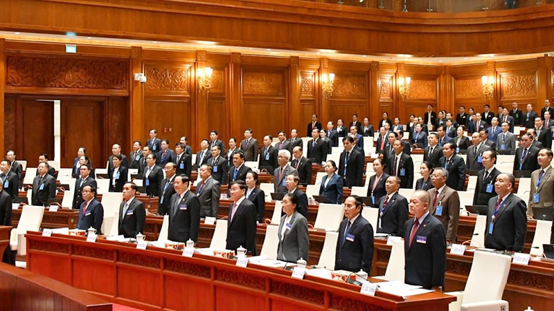 Các đồng chí lãnh đạo Đảng, Nhà nước Lào tại phiên khai mạc kỳ họp. (Ảnh: Báo Pasaxon)