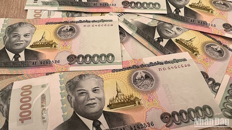 Tờ tiền có mệnh giá lớn nhất hiện nay của Lào là 100.000 kíp. (Ảnh: Trịnh Dũng)
