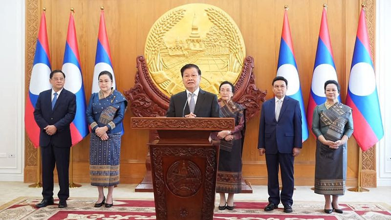 Tổng Bí thư, Chủ tịch nước Lào Thongloun Sisoulith cùng các lãnh đạo cấp cao của Lào tại lễ kỷ niệm 49 năm Quốc khánh Lào. (Ảnh: Cộng tác viên)