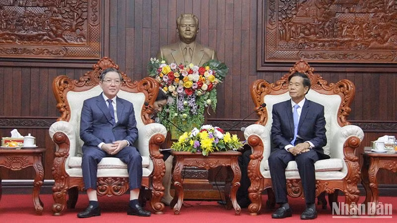 Chủ tịch Trung ương Hội Nông dân Việt Nam Lương Quốc Đoàn (trái) chào xã giao Chủ tịch Trung ương Mặt trận Lào xây dựng đất nước Sinlavong Khoutphaythoune. Ảnh: HẢI TIẾN