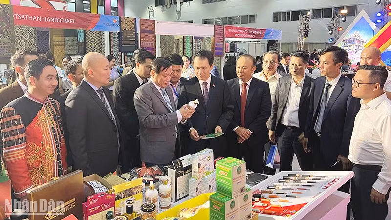 Các đại biểu tham quan các gian hàng tại hội chợ. Ảnh: Trịnh Dũng