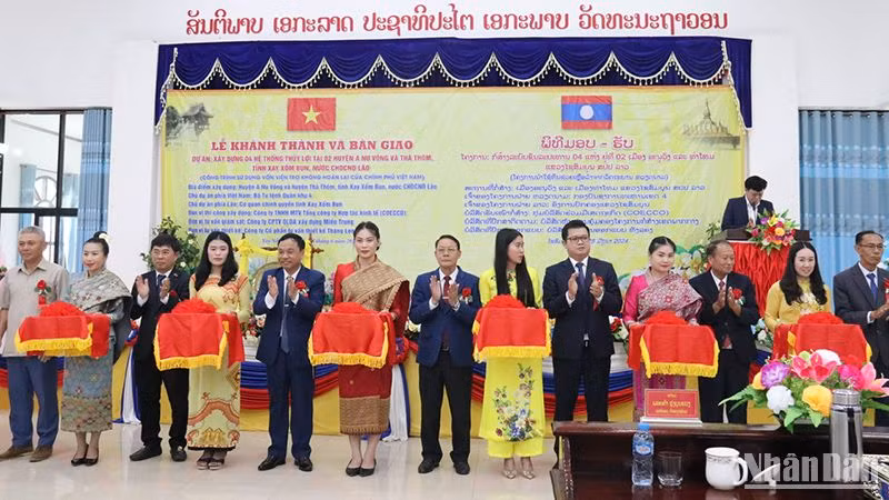 Các đại biểu cắt băng khánh thành và bàn giao dự án. (Ảnh: HẢI TIẾN)