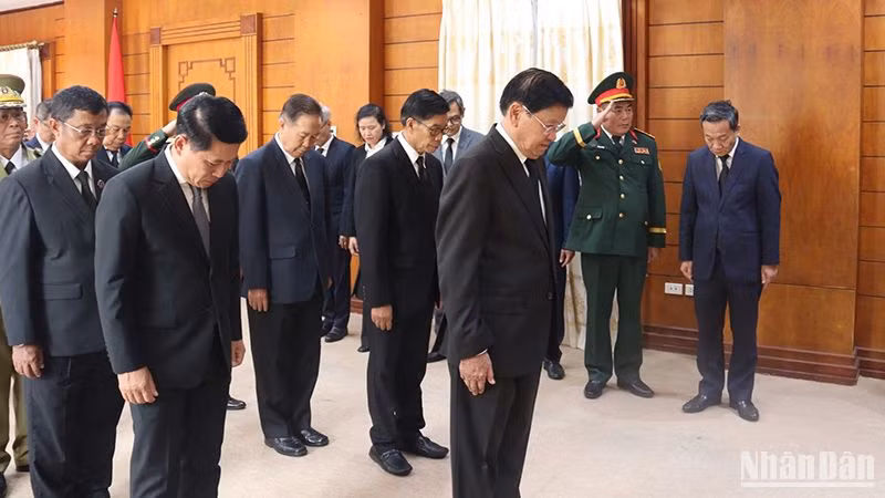 Tổng Bí thư, Chủ tịch nước Lào Thongloun Sisoulith cùng các đồng chí lãnh đạo Đảng, Nhà nước, Mặt trận Lào tưởng niệm nguyên Chủ tịch nước Trần Đức Lương. (Ảnh: HẢI TIẾN)