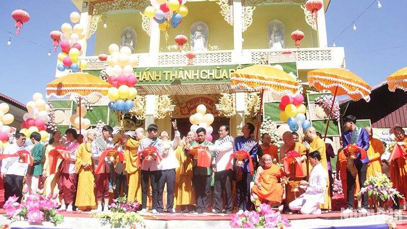 Các đại biểu tham dự buổi lễ cắt băng khánh thành giai đoạn 1, dự án trùng tu Chùa Bồ Đề tại tỉnh Khammuane. (Ảnh: Hải Tiến)