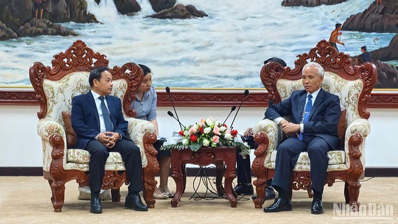 Đồng chí Đinh Như Hoan, Phó Tổng Biên tập Báo Nhân Dân chào xã giao đồng chí Trưởng Ban Tuyên huấn Trung ương Đảng Nhân dân Cách mạng Lào. Ảnh: Hải Tiến