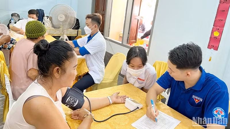 Đoàn công tác khám bệnh cho người dân tỉnh Savannakhet, Nam Lào. Ảnh: Hải Tiến