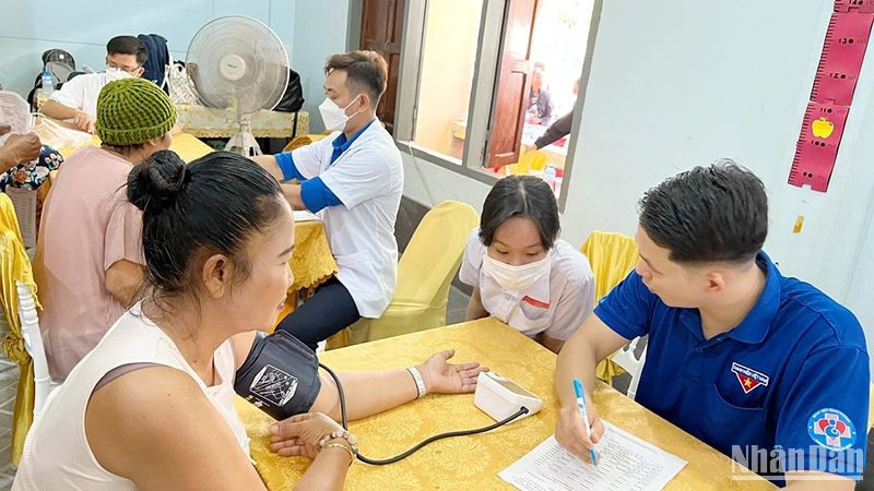 Đoàn công tác khám bệnh cho người dân tỉnh Savannakhet, Nam Lào. Ảnh: Hải Tiến