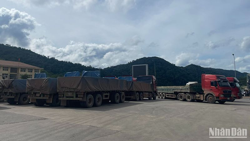 Xe vận tải hàng hóa tại cặp cửa khẩu quốc tế Cầu Treo/Hà Tĩnh (Việt Nam) - Nặm Phạo/Bolykhamxay (Lào). (Ảnh: HẢI TIẾN)