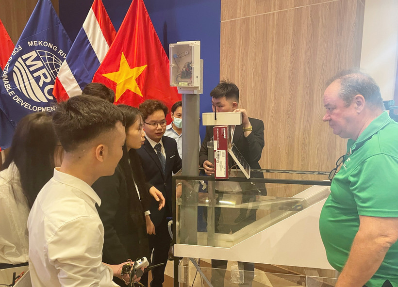 Sinh viên Đại học Thủy Lợi trình bày sản phẩm của đội mình với Hội đồng giám khảo. Ảnh: Hải Tiến