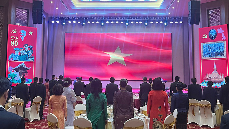 Các đại biểu thực hiện nghi lễ chào cờ tại sự kiện. (Ảnh: TRỊNH DŨNG)