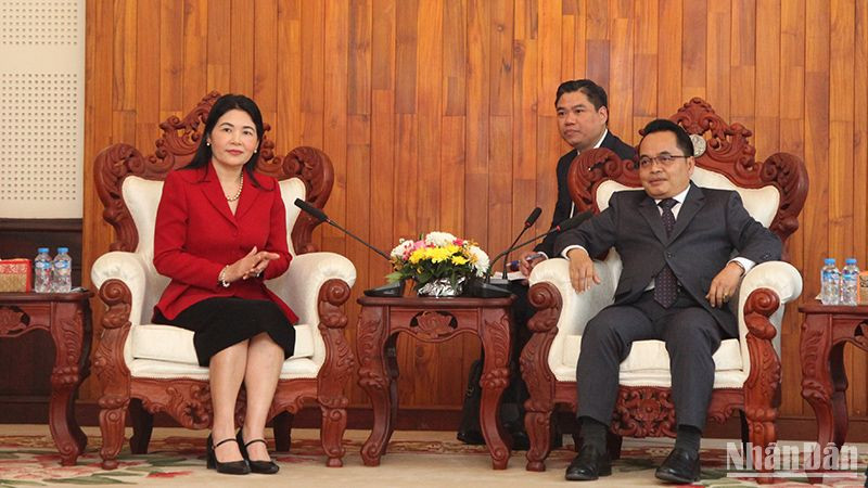Phó Tổng Kiếm toán nhà nước Việt Nam Hà Thị Mỹ Dung (trái) và Chủ tịch Cơ quan Kiểm toán nhà nước Lào Viengthavisone Thepphachanh. (Ảnh: Hải Tiến)