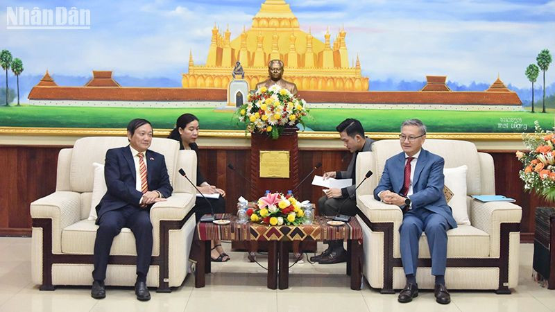 Đại sứ Nguyễn Bá Hùng và Trưởng Ban Đối ngoại Trung ương Đảng Nhân dân Cách mạng Lào Thongsavanh Phomvihane. (Ảnh: Trịnh Dũng)