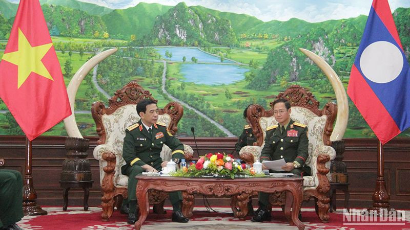 Đại tướng Phan Văn Giang và Thượng tướng Khamliang Outhakaysone. (Ảnh: Hải Tiến)