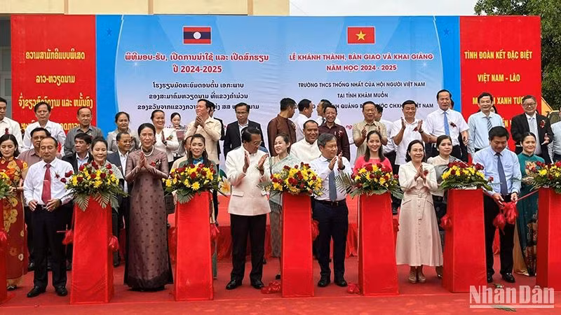 Các đại biểu cắt băng khánh thành ngôi trường. (ẢNH: HẢI TIẾN)