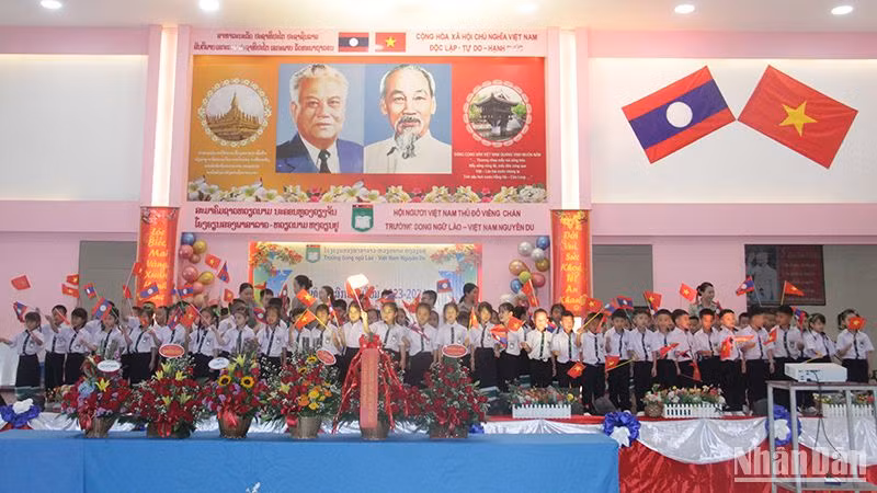 Lễ khai giảng Năm học 2023-2024 của thầy cô và học sinh Trường song ngữ Lào-Việt Nam Nguyễn Du. (Ảnh: Hải Tiến)