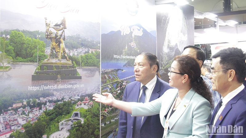 Bộ trưởng Văn hóa, Thể thao và Du lịch Nguyễn Văn Hùng tham quan Gian hàng Du lịch Việt Nam. (Ảnh: Hải Tiến)