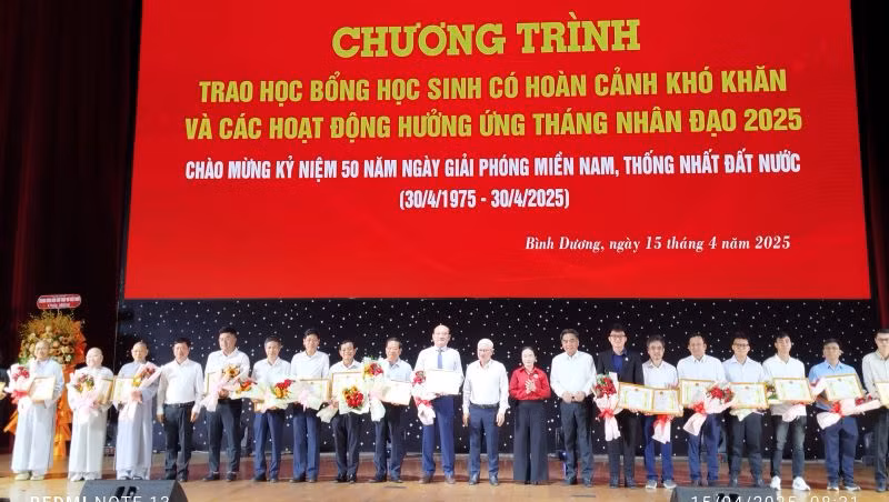 Tri ân và tặng Bằng khen của Chủ tịch Ủy ban nhân dân tỉnh Bình Dương cho các tập thể, cá nhân. 