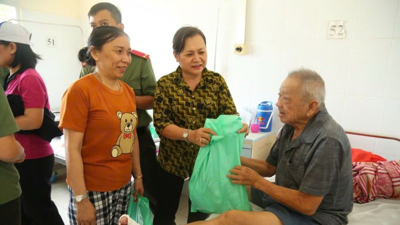 Hội Cựu Công an nhân dân tỉnh Bình Dương trao tặng quà cho bệnh nhân.