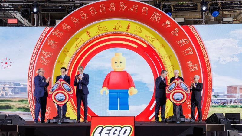 Nguyên Chủ tịch nước Nguyễn Minh Triết, Phó Thủ tướng Chính phủ Mai Văn Chính và các đại biểu thực hiện nghi thức khánh thành nhà máy. 