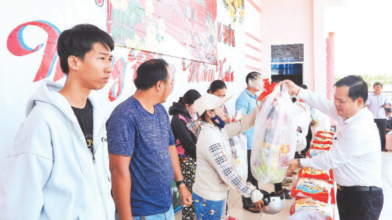 Trao quà Tết tặng người dân xã Tân Đức, huyện Đầm Dơi, tỉnh Cà Mau.