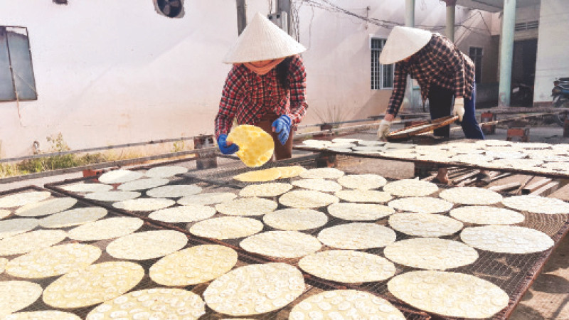 Người dân địa phương làm bánh phồng Sơn Đốc truyền thống.