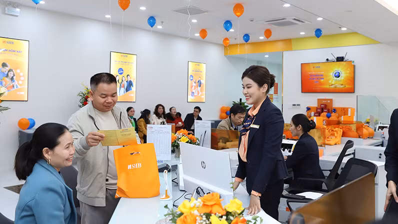 Khách hàng giao dịch tại một chi nhánh Ngân hàng SHB.