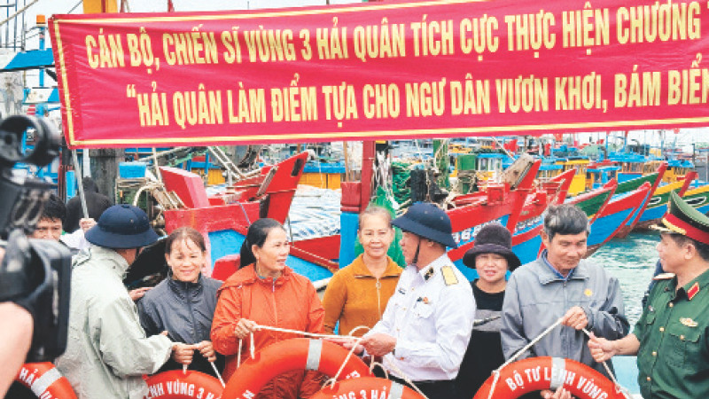 Lãnh đạo Vùng 3 Hải quân trao quà tặng là phao áo cá nhân, phao tròn cho các ngư dân trên huyện đảo Lý Sơn (Quảng Ngãi).