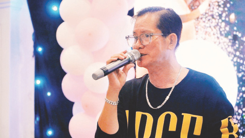 Thầy giáo Ngô Hồng Khiêm làm người dẫn chương trình không chuyên để kiếm tiền giúp học sinh. 